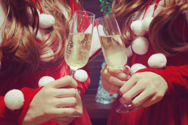 クリスマスパーティーはドレスコードで盛り上げて おすすめドレスカラーと小物を解説